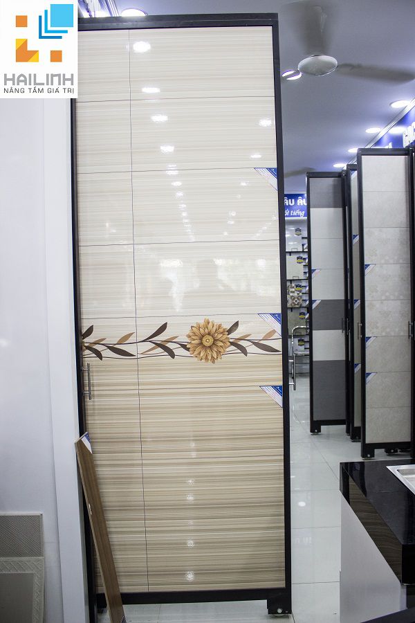 Mẫu gạch lát nền Viglacera 30x60 được xếp trên kệ tại showroom Hải Linh