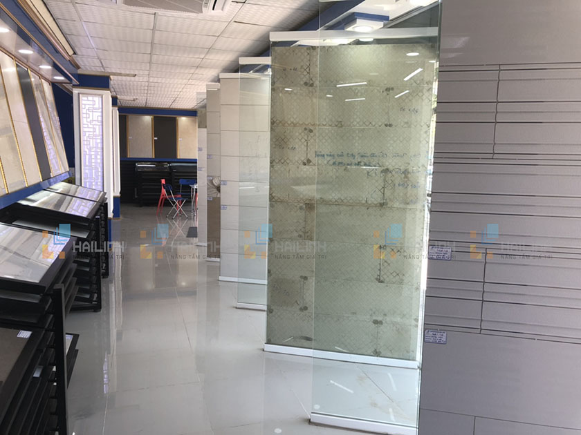 Gạch ốp tường màu xám tại showroom Hải Linh