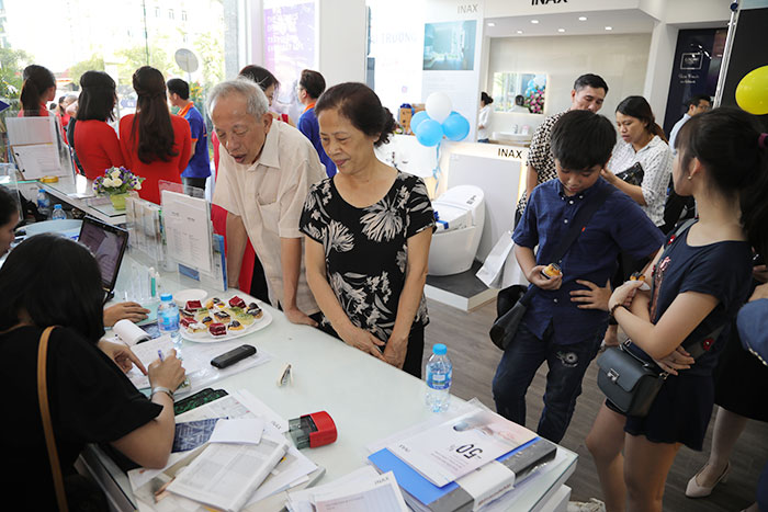 Khách hàng tới thăm quan khám khá showroom Hải Linh trong ngày khai trương
