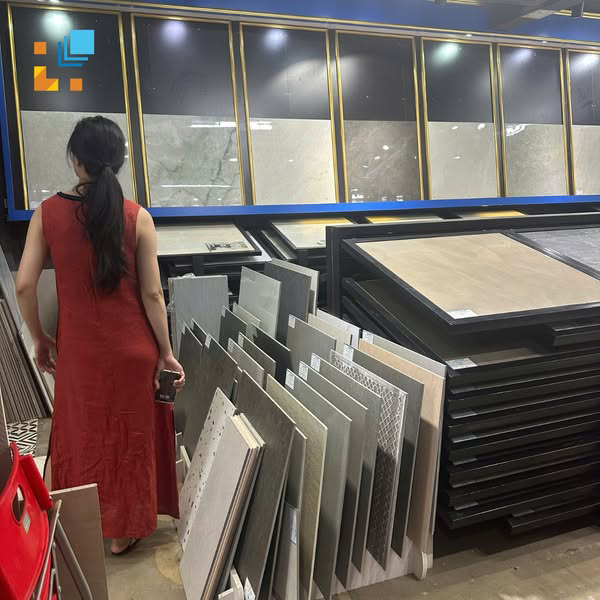 Khach hang xem gach tai Hai Linh