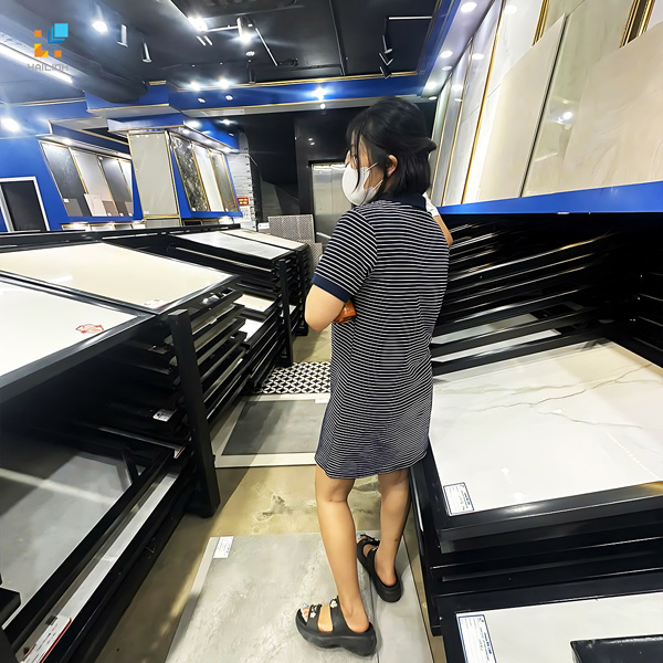 Khach hang xem gach tai Hai Linh 4