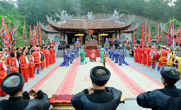 Canh cung trong le hoi den Hung