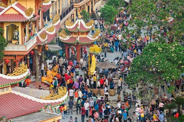 Canh le hoi nui ba den