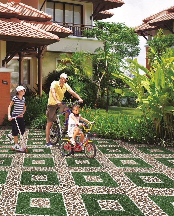 Có gạch chống trơn ngoài trời Viglacera - Không lo trời mưa