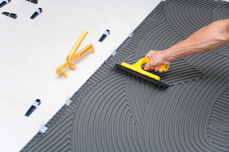 Tiếp tục dùng keo dán và lát những viên gạch Viglacera tiếp theo