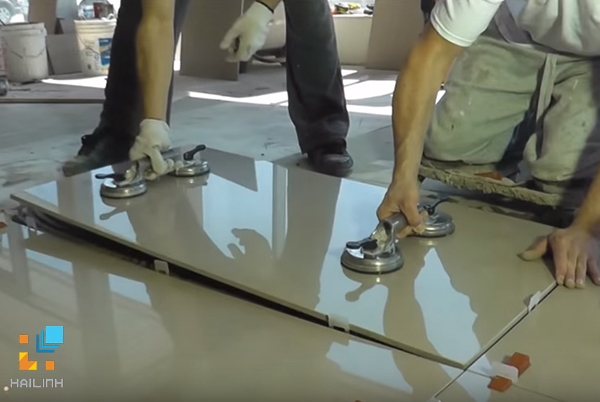 Đặt gạch lát Viglacera vào vì trí trải keo cần lát