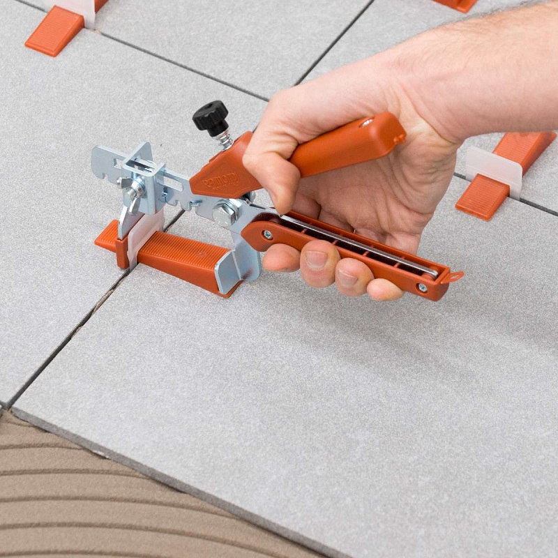 Dùng nẹp ke vào 2 bên mỗi viên gạch Viglacera sau khi lát keo