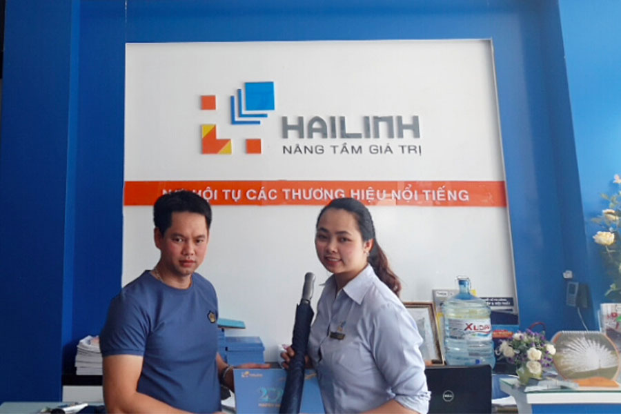khach-hang-vui-mung-nhan-qua-tang-tai-showroom-hai-linh