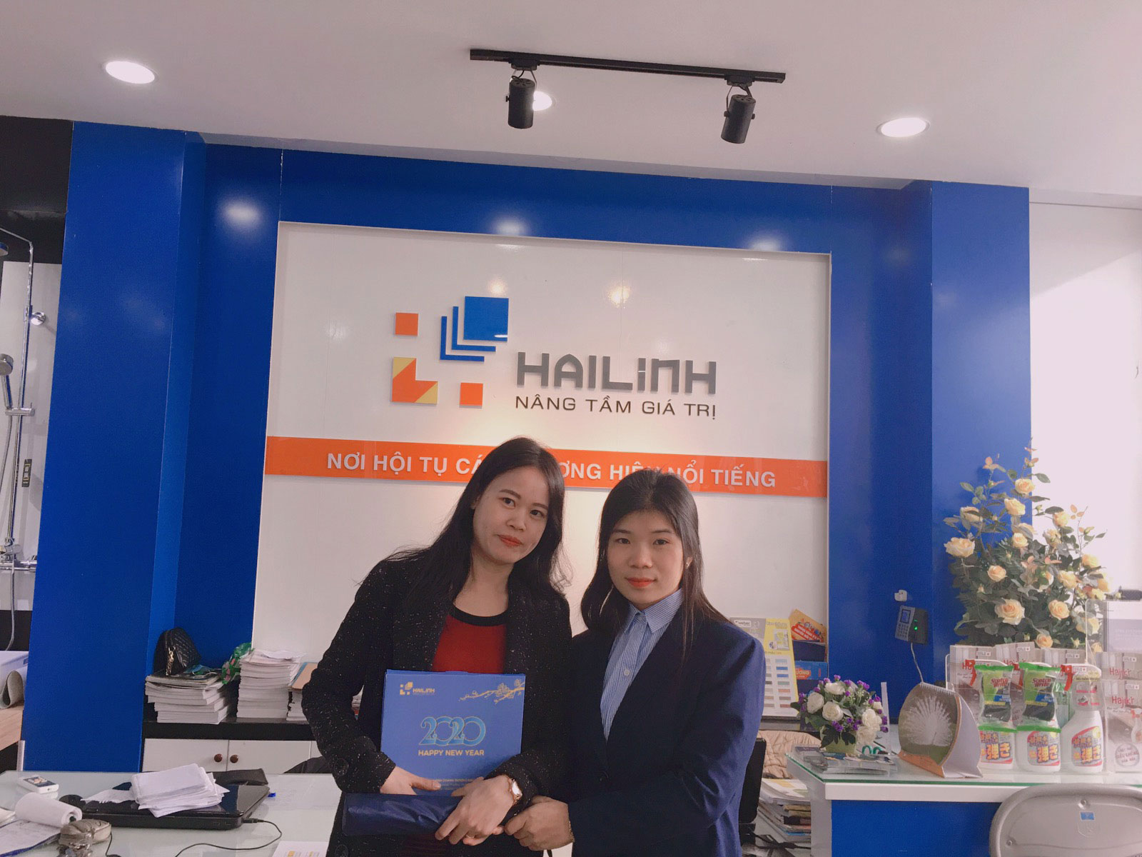 khach-hang-vui-mung-nhan-qua-tang-tai-showroom-hai-linh