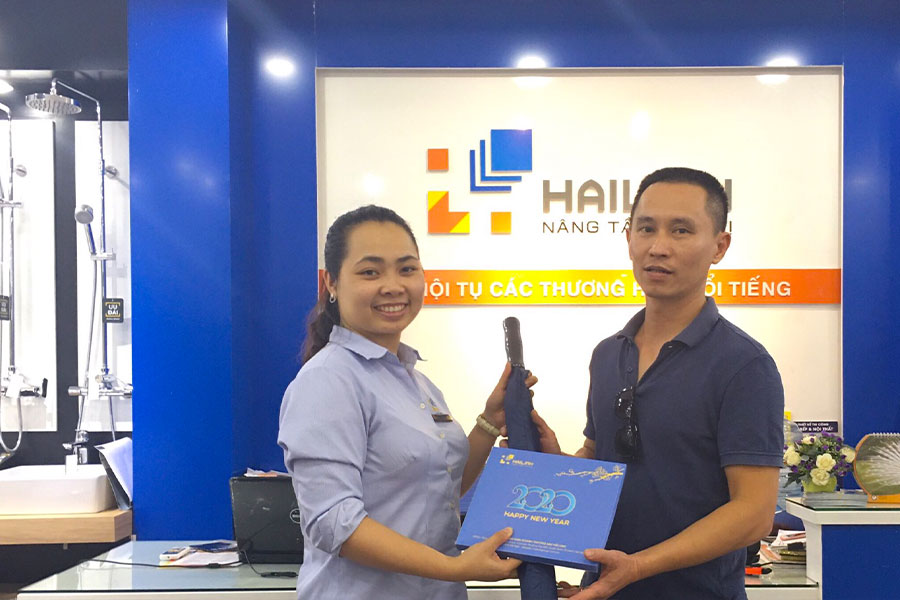 khach-hang-vui-mung-nhan-qua-tang-tai-showroom-hai-linh