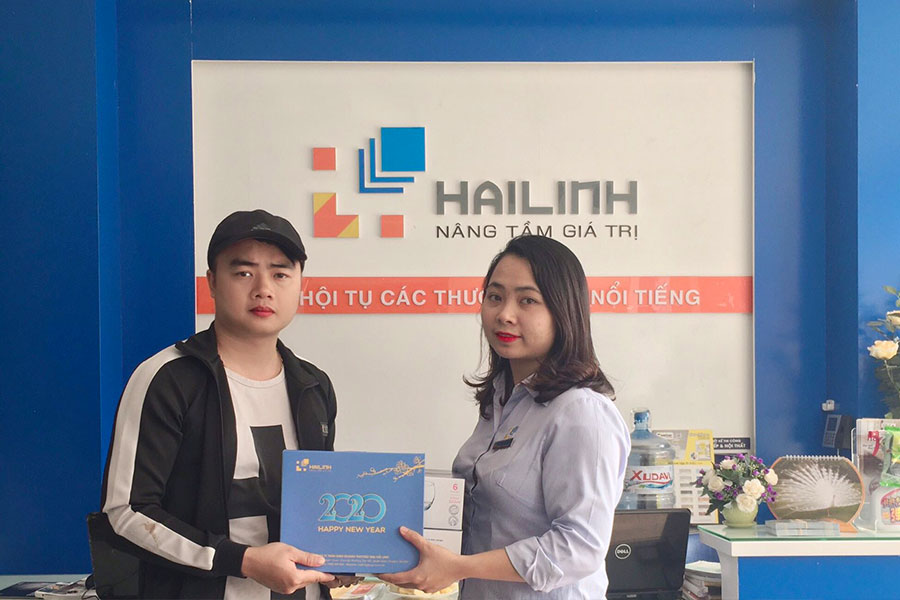 khach-hang-vui-mung-nhan-qua-tang-tai-showroom-hai-linh