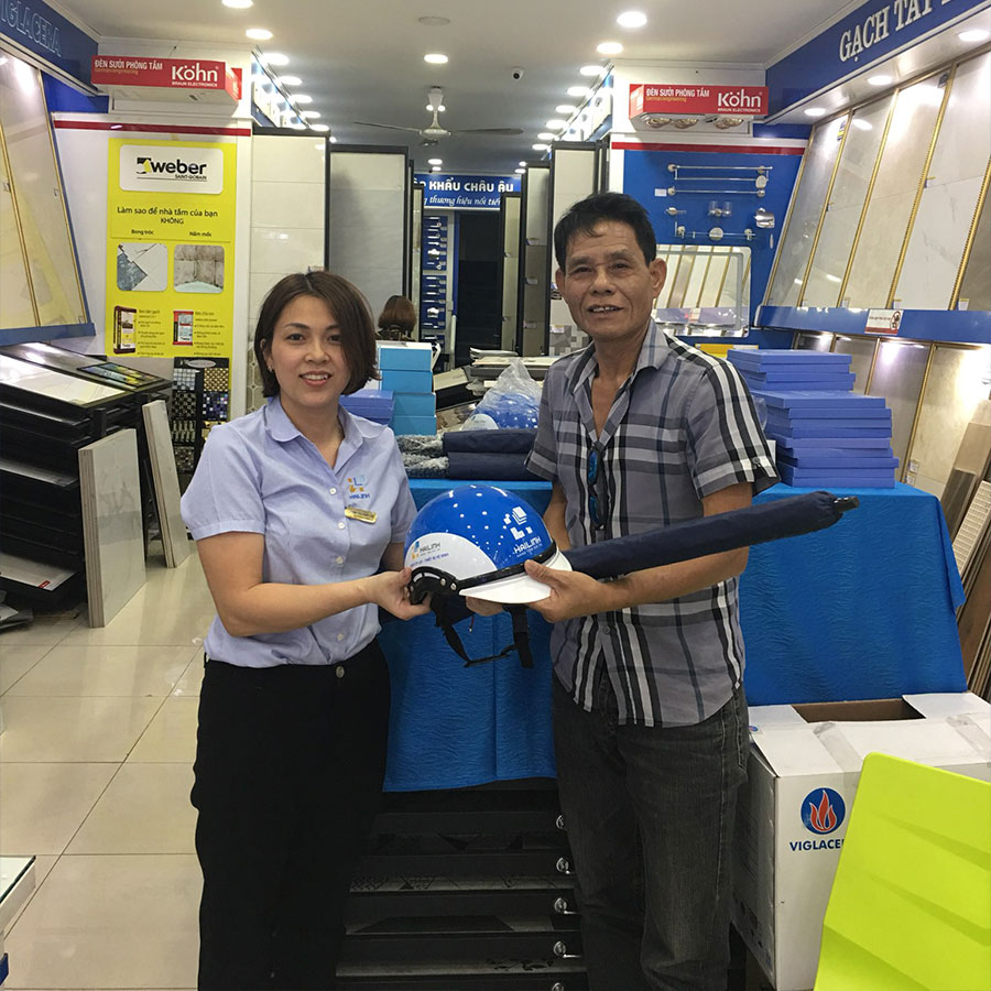 khach-hang-vui-mung-nhan-qua-tang-tai-showroom-hai-linh