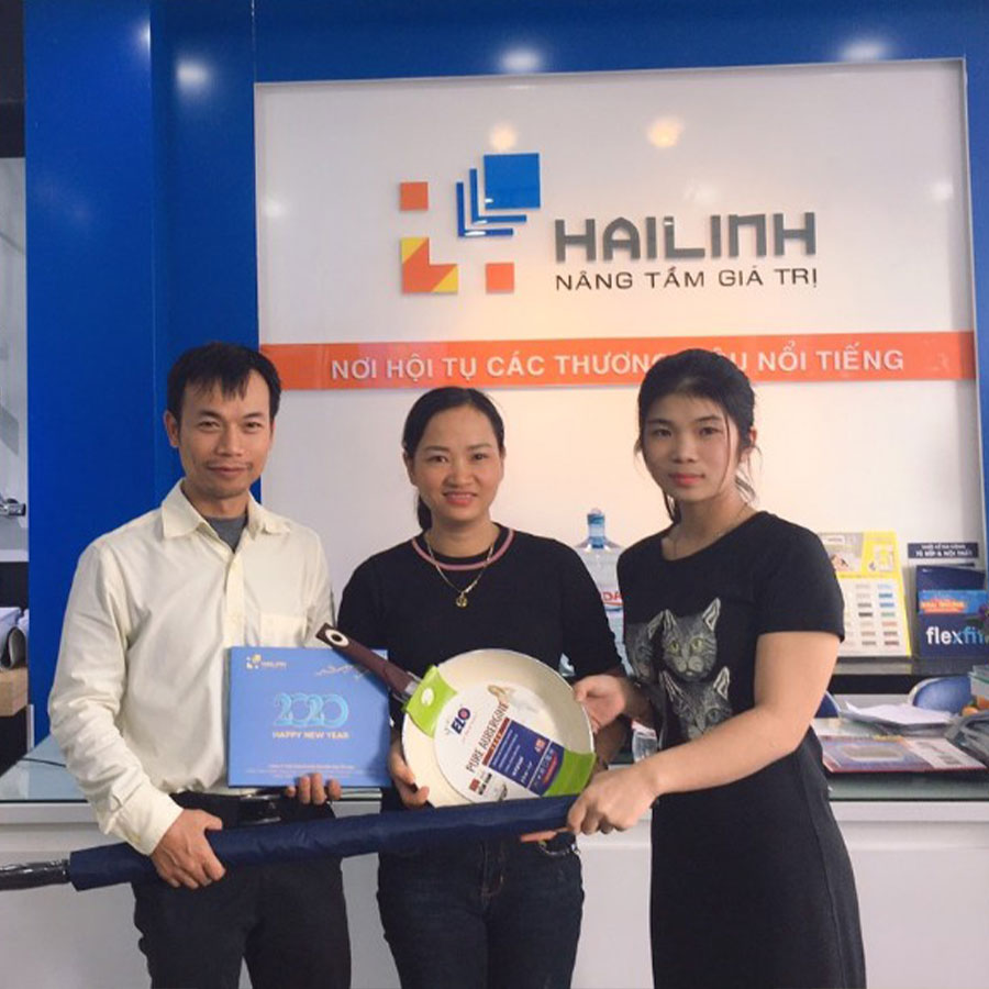 khach-hang-vui-mung-nhan-qua-tang-tai-showroom-hai-linh