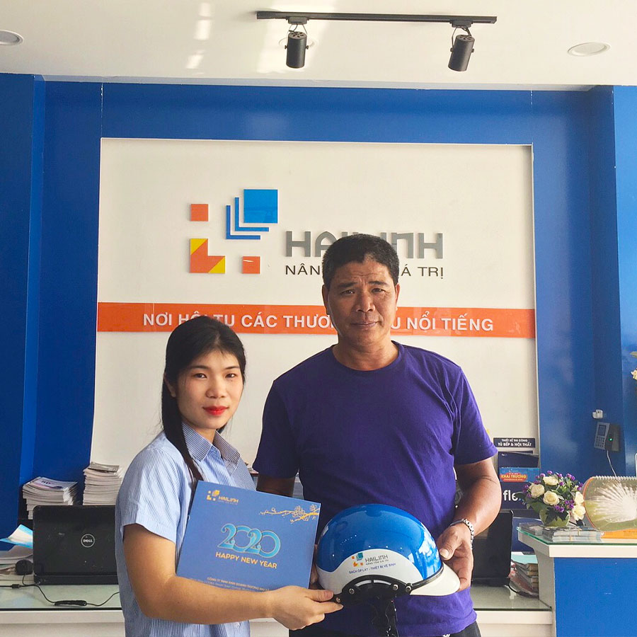 khach-hang-vui-mung-nhan-qua-tang-tai-showroom-hai-linh
