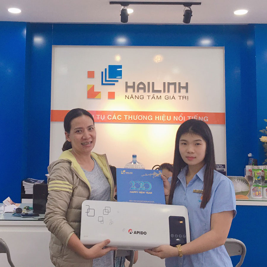 khach-hang-vui-mung-nhan-qua-tang-tai-showroom-hai-linh