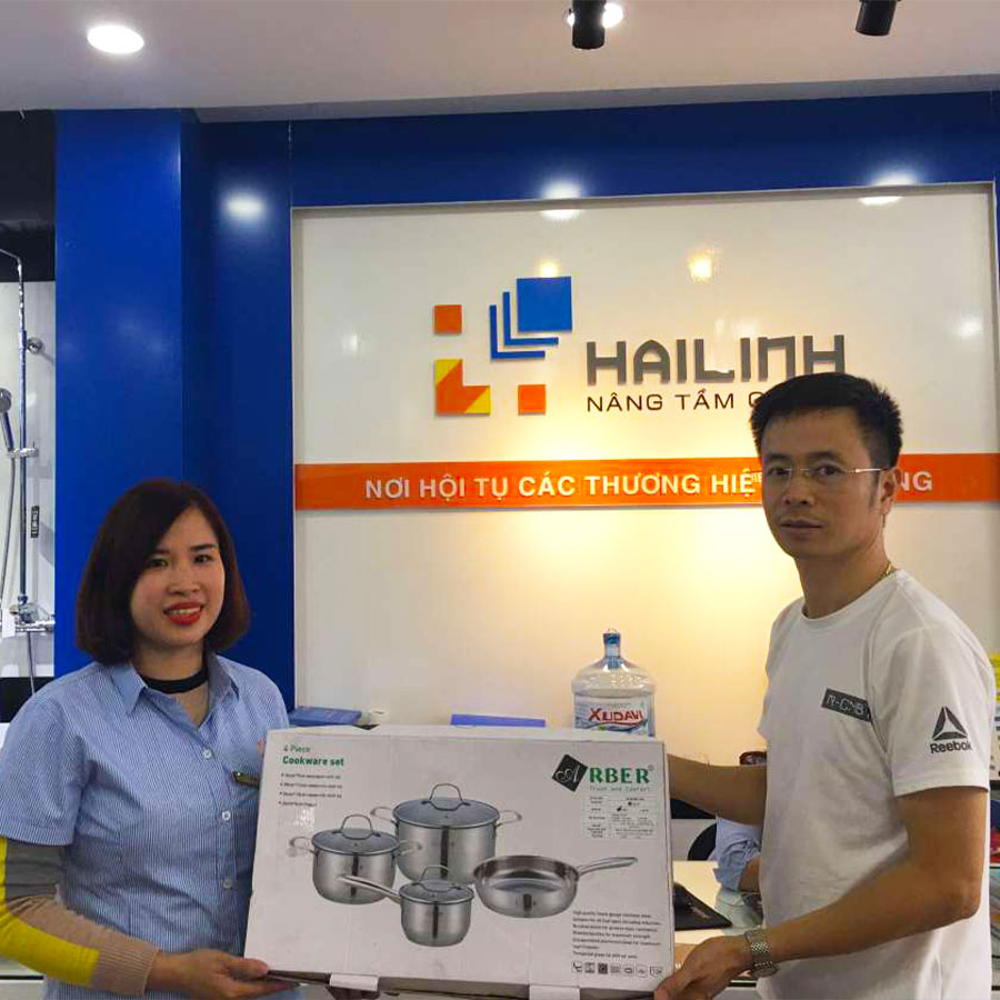 khach-hang-vui-mung-nhan-qua-tang-tai-showroom-hai-linh
