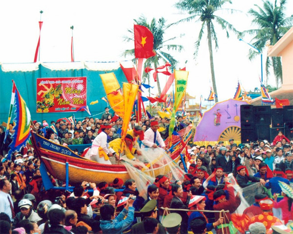 Canh ruoc thuyen trong le hoi cau Ngu