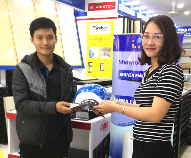 Khách hàng nhận quà chương trình khuyến mại