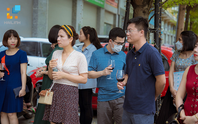 Khach hang den mua san pham tai Hai Linh