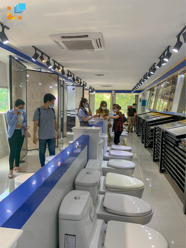 Khach hang mua sam tai Showroom Hai Linh