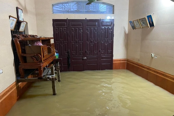 Nuoc lu lam hong nen gach